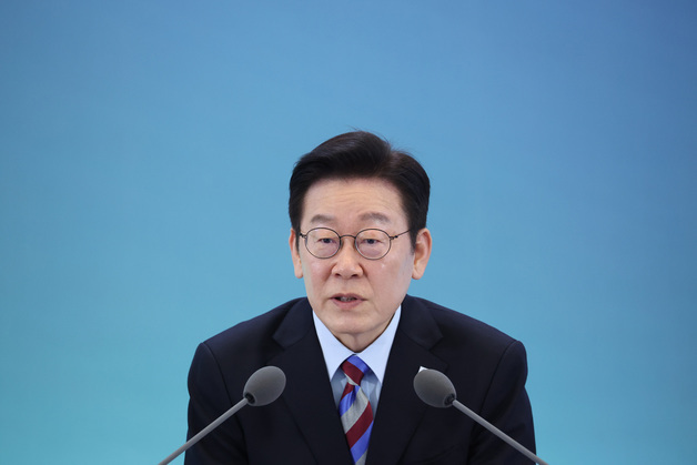 李대통령 "아파트 1평에 3억씩 하는 게 말 되나…저항 강도 만만치 않아"