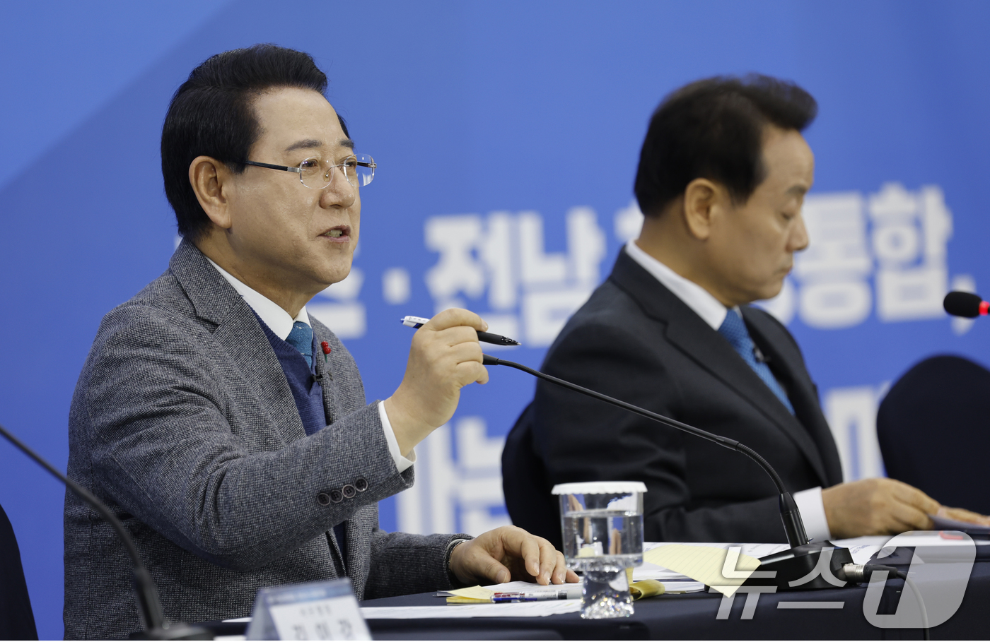 (광주=뉴스1) 김태성 기자 = 김영록 전남도지사가 6일 광주 김대중컨센션센터에서 열린 광주전남 행정통합 찾아가는 타운홀 미팅 '광주서구 광산구 동구' 편에 참석해 질문에 답하고 …