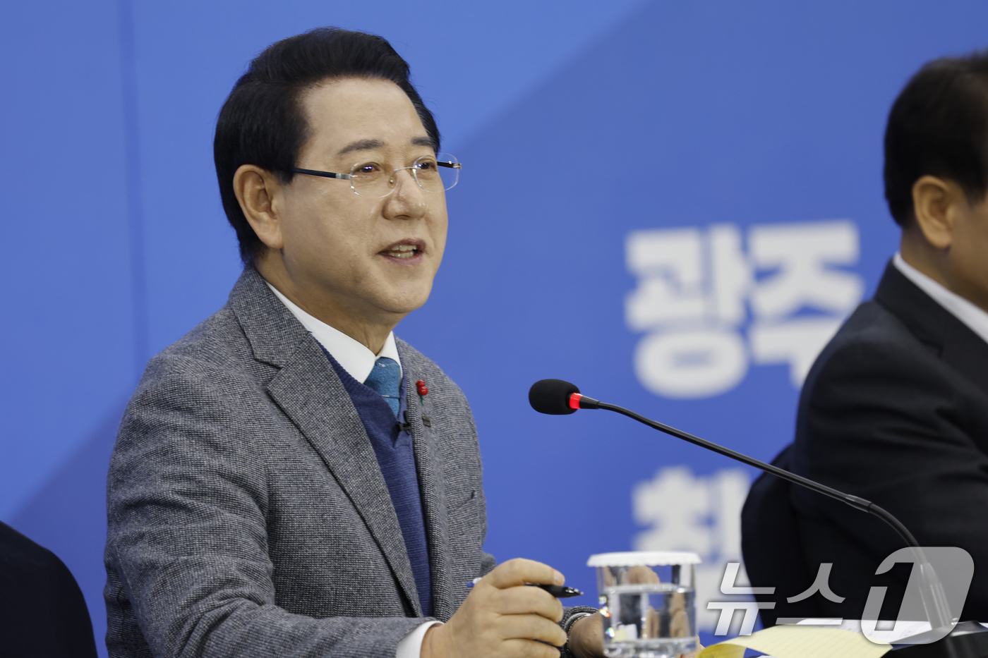 (광주=뉴스1) 김태성 기자 = 김영록 전남도지사가 6일 광주 김대중컨센션센터에서 열린 광주전남 행정통합 찾아가는 타운홀 미팅 '광주서구 광산구 동구' 편에 참석해 질문에 답하고 …