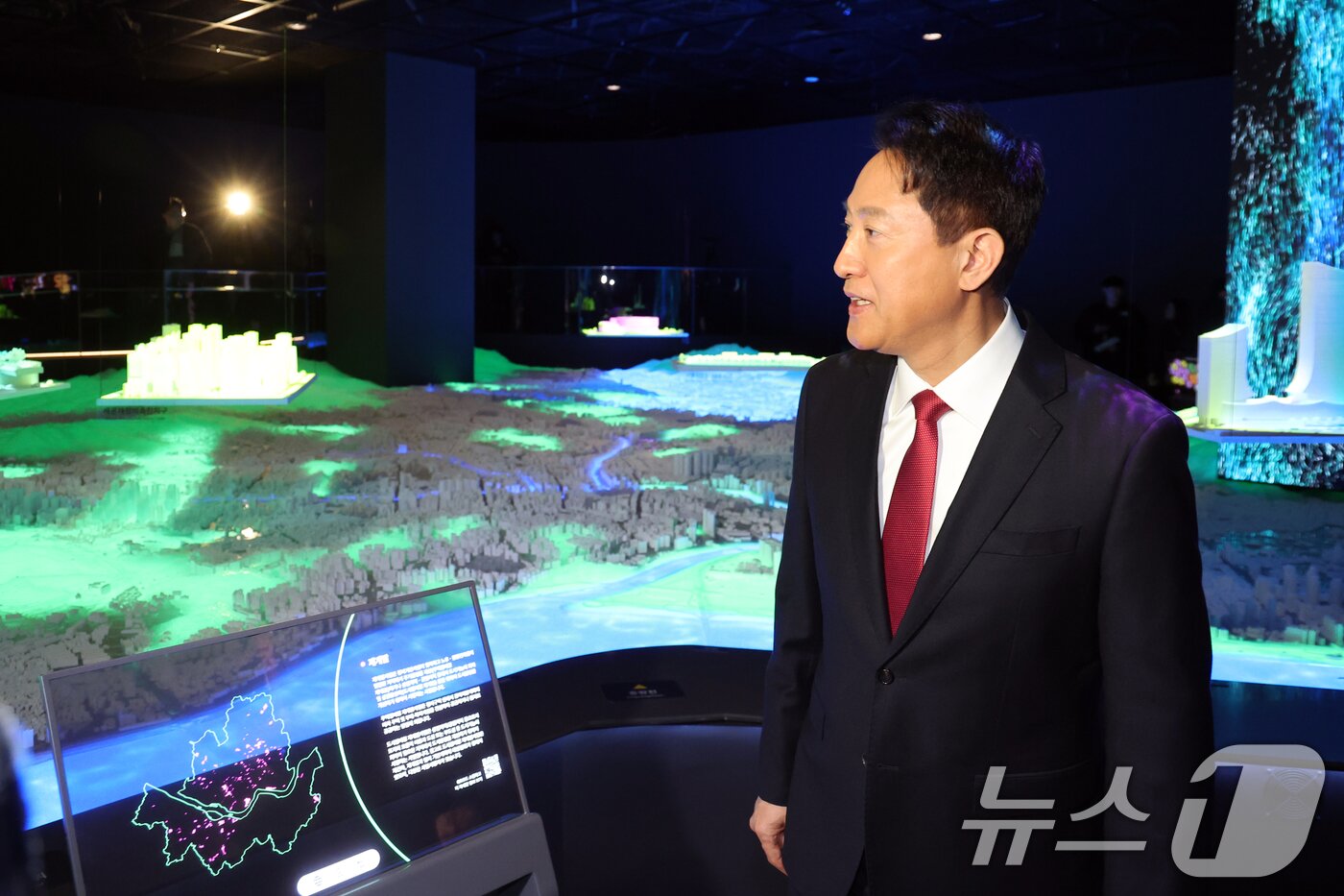 본문 이미지 - 오세훈 서울시장이 6일 오후 서울시청 지하1층 서울갤러리에서 전시관을 둘러보고 있다. 2026.2.6 / ⓒ 뉴스1 황기선 기자