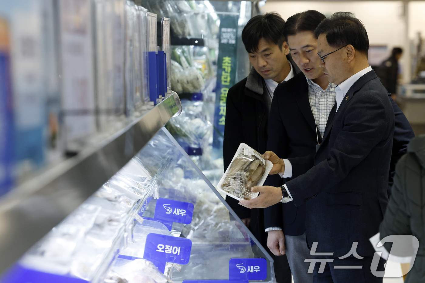 (서울=뉴스1) 박정호 기자 = 김성범 해양수산부 장관 직무대행이 6일 오후 서울시 용산구 이마트 용산점을 찾아 설 명절 대비 수산물 민생·물가 현장 점검을 하고 있다.  2026 …