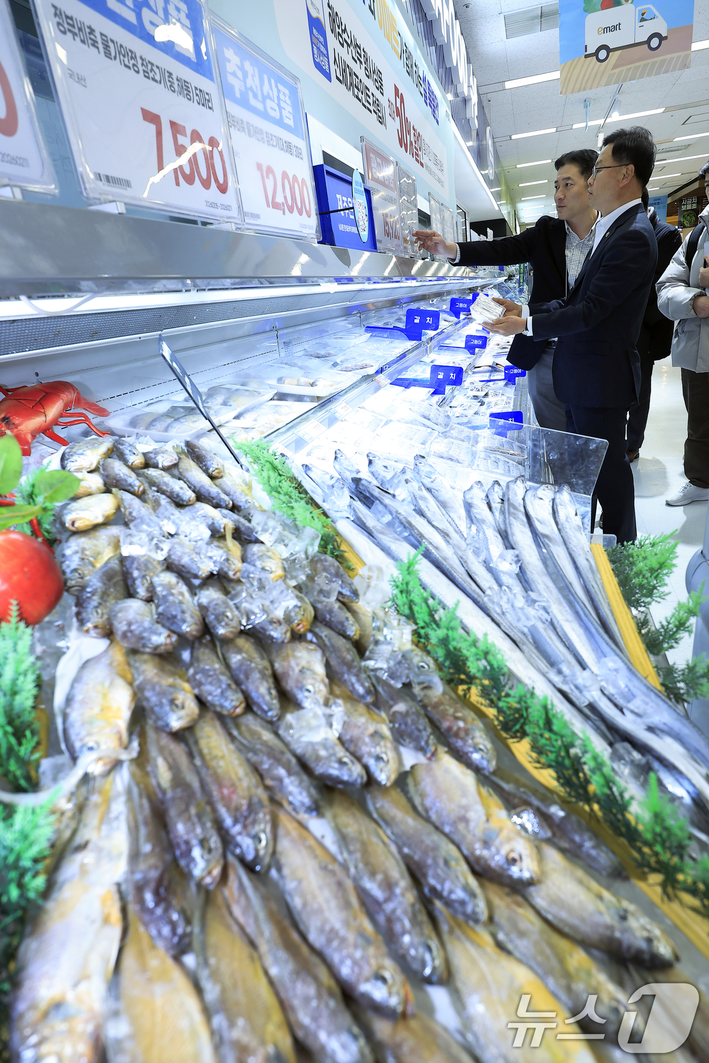 (서울=뉴스1) 박정호 기자 = 김성범 해양수산부 장관 직무대행이 6일 오후 서울시 용산구 이마트 용산점을 찾아 설 명절 대비 수산물 민생·물가 현장 점검을 하고 있다.  2026 …
