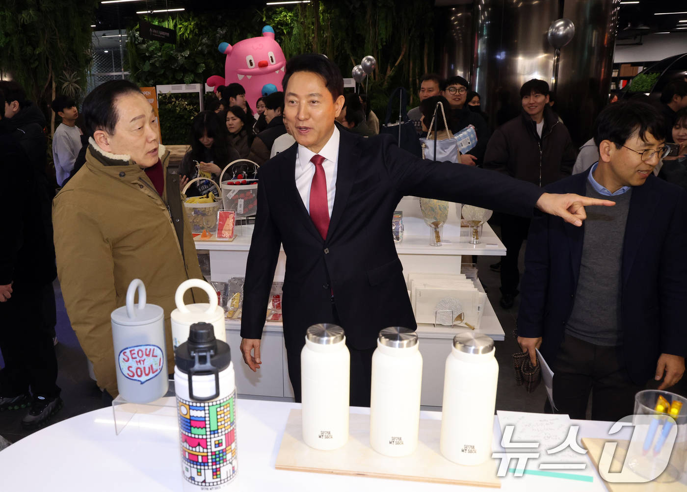 (서울=뉴스1) 황기선 기자 = 오세훈 서울시장이 6일 오후 서울시청 지하1층 서울갤러리에서 굿즈숍을 둘러보고 있다.  2026.2.6/뉴스1