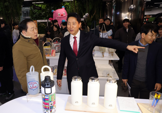 서울갤러리 굿즈숍 둘러보는 오세훈 시장
