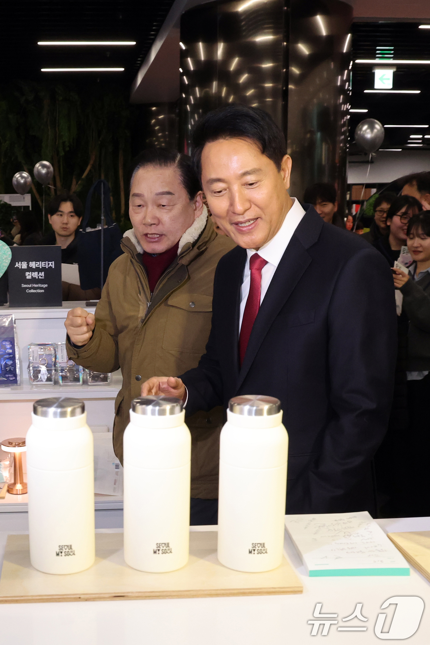 (서울=뉴스1) 황기선 기자 = 오세훈 서울시장이 6일 오후 서울시청 지하1층 서울갤러리에서 굿즈숍을 둘러보고 있다.  2026.2.6/뉴스1