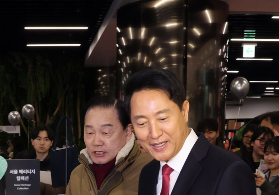 서울갤러리 굿즈숍 둘러보는 오세훈 시장