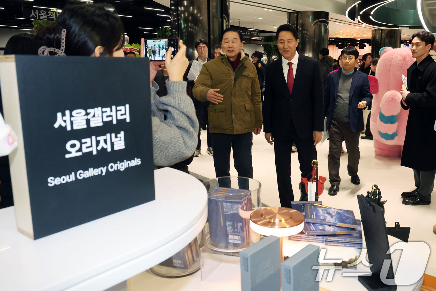 (서울=뉴스1) 황기선 기자 = 오세훈 서울시장이 6일 오후 서울시청 지하1층 서울갤러리에서 굿즈숍을 둘러보고 있다.  2026.2.6/뉴스1