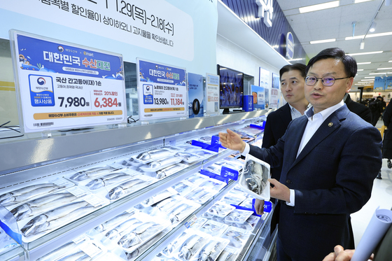 고등어 물가 점검하는 김성범 직무대행