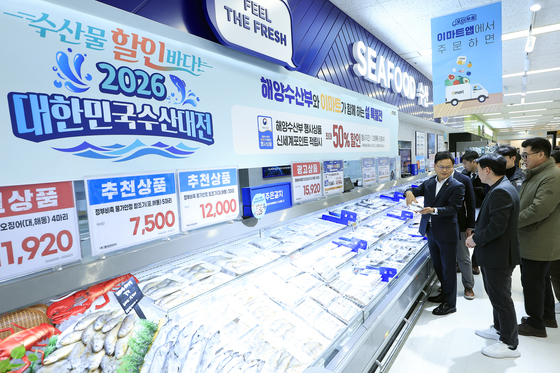 명절 앞두고 수산물 물가 점검하는 김성범 직무대행