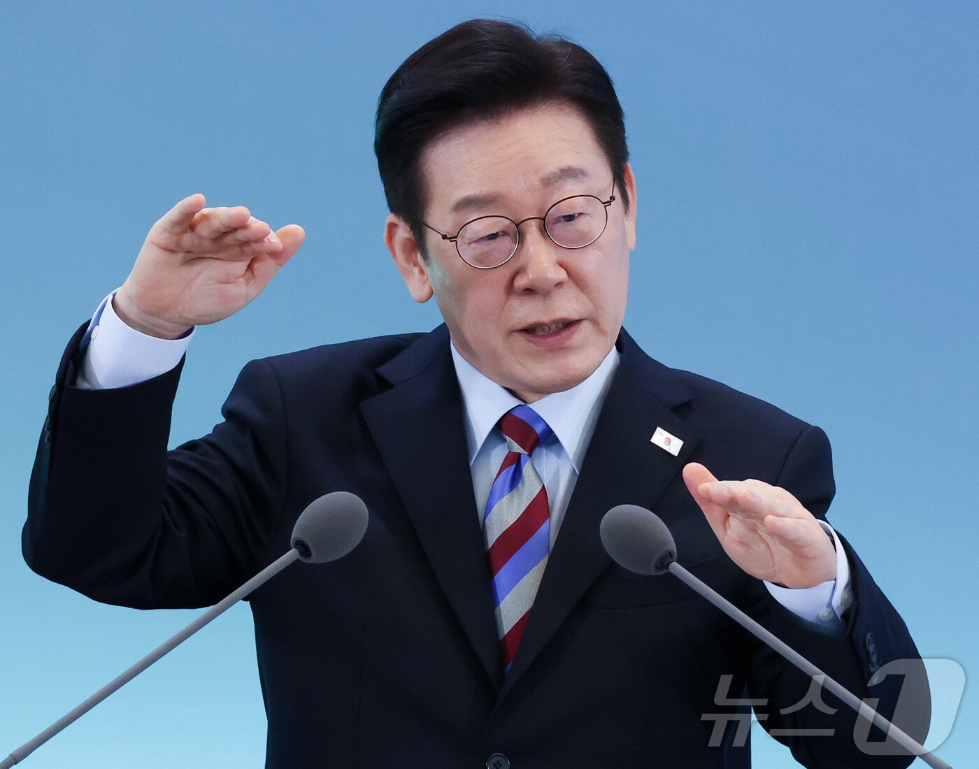 본문 이미지 - 이재명 대통령이 지난 6일 창원 성산구 창원컨벤션센터에서 열린 '경남의 마음을 듣다' 타운홀 미팅에서 발언을 하고 있다. (청와대통신사진기자단) 2026.2.6 ⓒ 뉴스1 이재명 기자