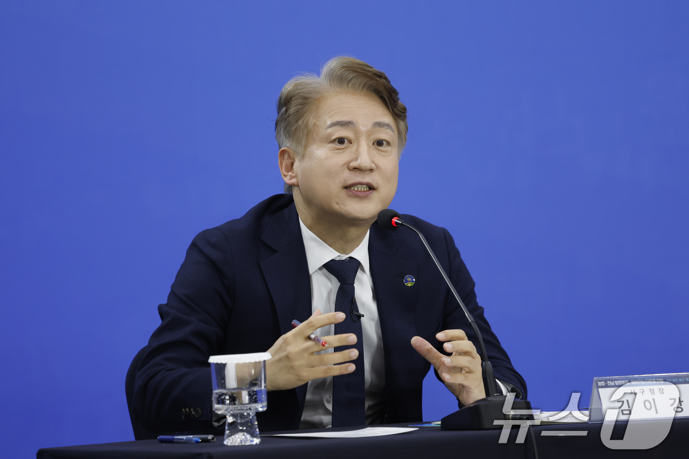 (광주=뉴스1) 김태성 기자 = 김이강 광주 서구청장이  6일 광주 김대중컨센션센터에서 열린 광주전남 행정통합 찾아가는 타운홀 미팅 '광주서구 광산구 동구' 편에 참석해 발언하고 …