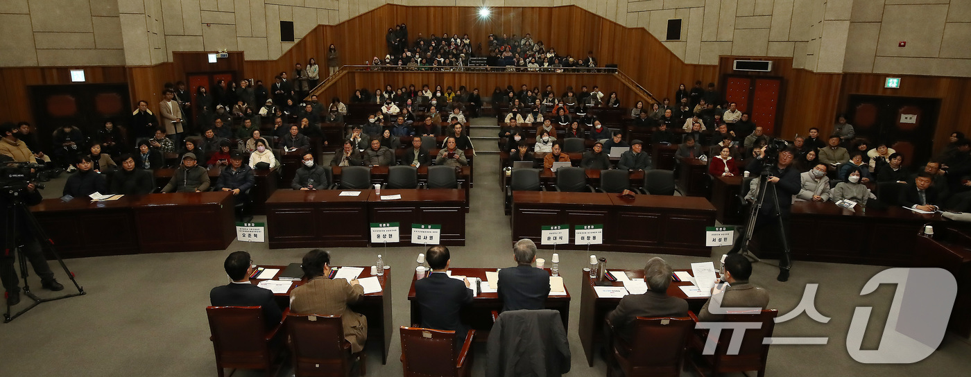 (대구=뉴스1) 공정식 기자 = '대구경북 행정통합' 첫 권역별 설명회가 6일 오후 대구문화예술회관에서 서구·달서구·달성군 주민 등을 대상으로 열리고 있다. 2026.2.6/뉴스1 …