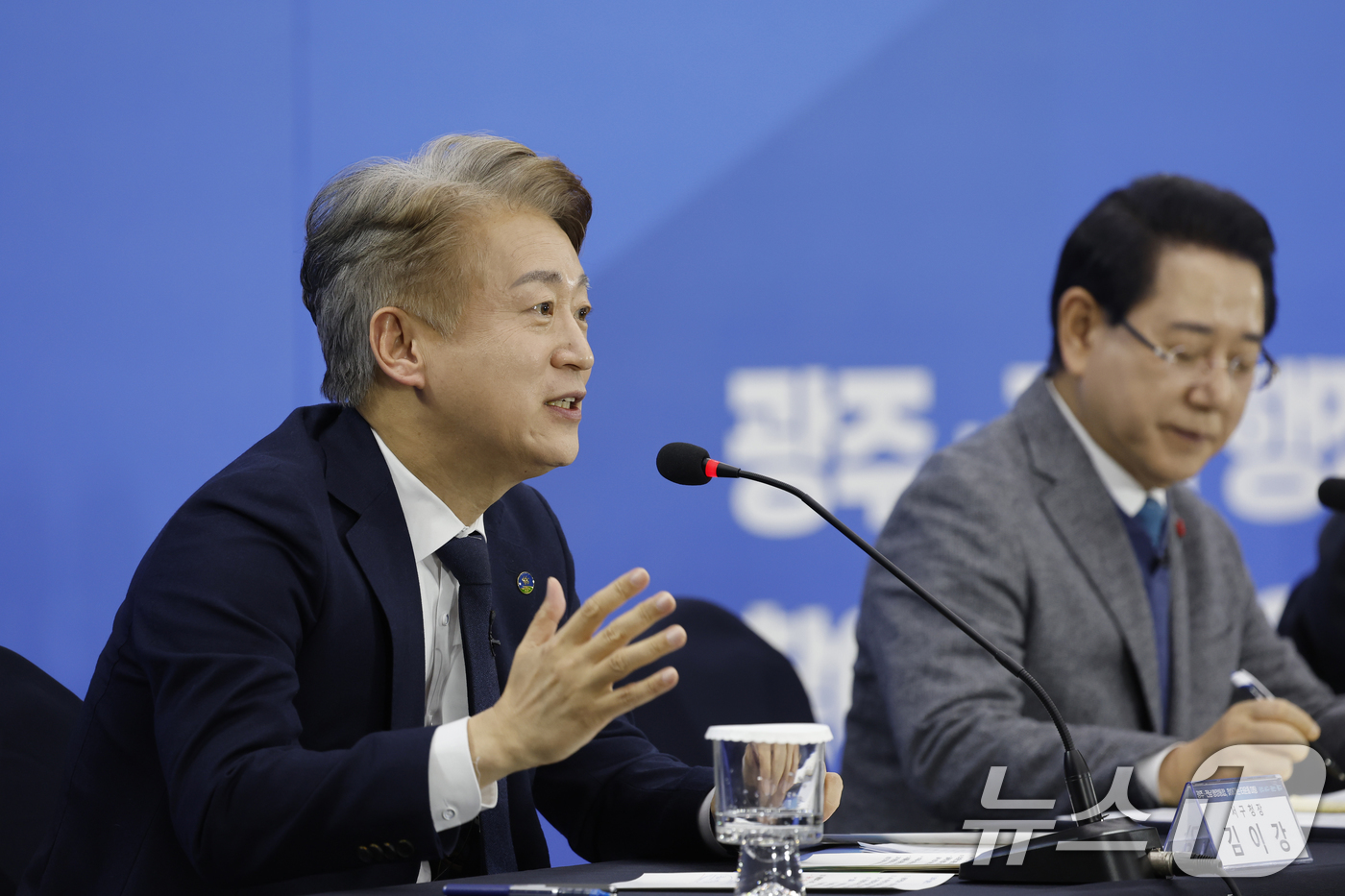 (광주=뉴스1) 김태성 기자 = 김이강 광주 서구청장이  6일 광주 김대중컨센션센터에서 열린 광주전남 행정통합 찾아가는 타운홀 미팅 '광주서구 광산구 동구' 편에 참석해 발언하고 …