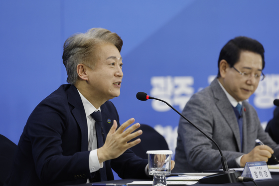 행정통합 발언하는 김이강 서구청장