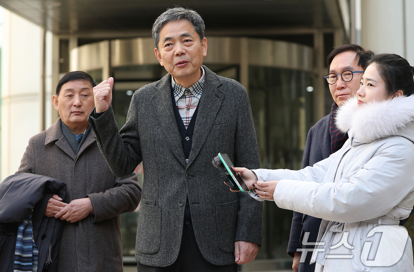 (서울=뉴스1) 김명섭 기자 = 곽상도 전 국회의원이 6일 오후 서울 서초구 서울중앙지방법원에서 열린  범죄수익은닉규제법 위반 등 혐의 선고에서 공소 기각 결정을 받고 입장을 밝히 …