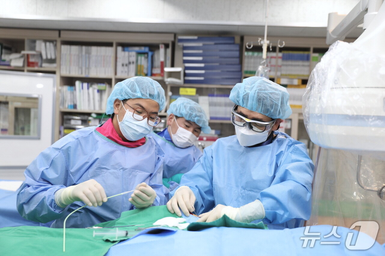 본문 이미지 - 관상동맥 중재시술 중인 조정래 한림대학교강남성심병원 순환기내과 교수.(한림대학교강남성심병원 제공)