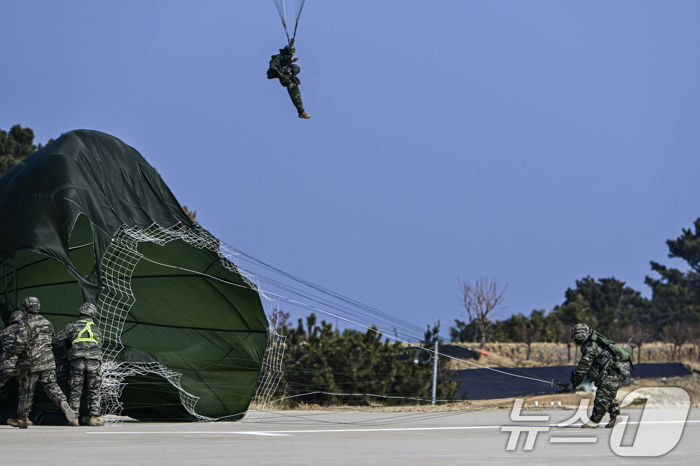 (포항=뉴스1) 최창호 기자 = 해병대 7여단 공정대대가 지난 5일 경북 포항시 북구에 있는 강하 훈련장에서 마린온헬기를 이용해 1500피트 상공에서 올해 첫 정기강하훈련을 하고 …