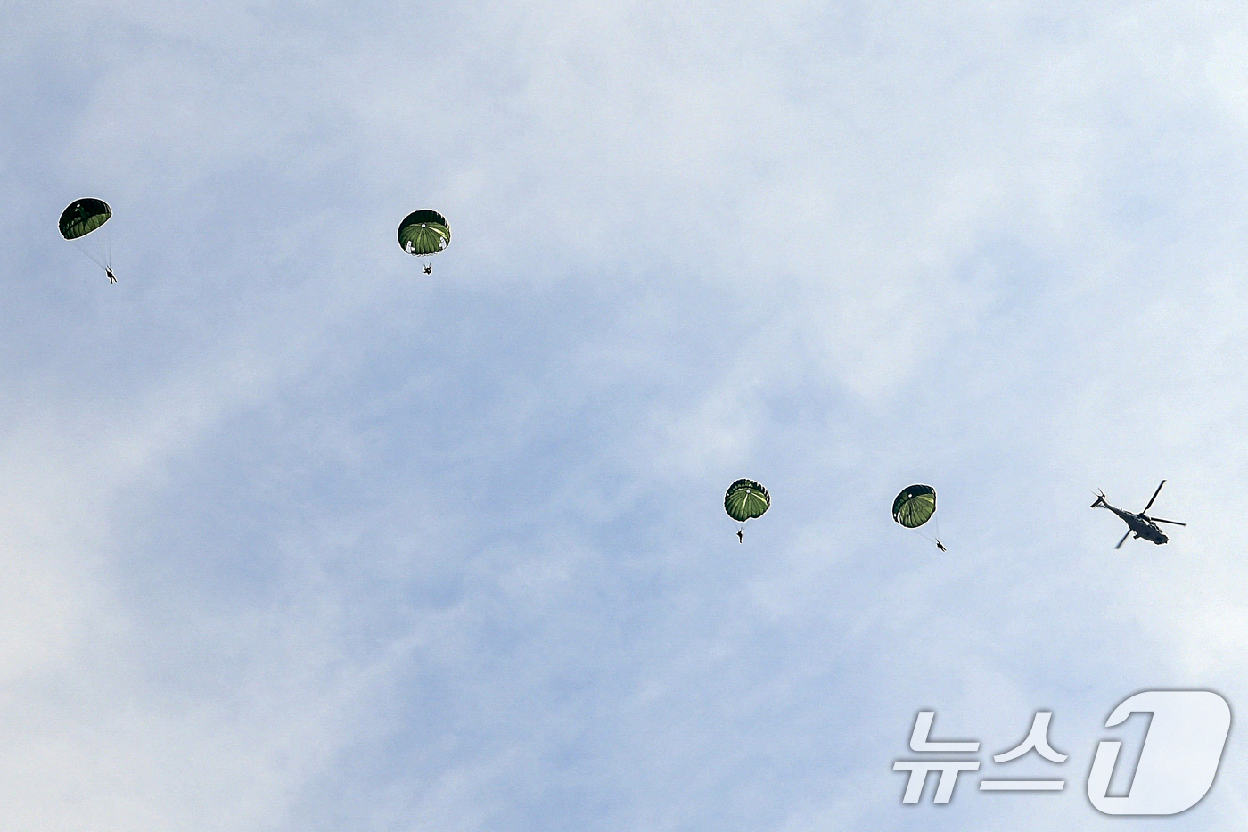 (포항=뉴스1) 최창호 기자 = 해병대 7여단 공정대대가 지난 5일 경북 포항시 북구에 있는 강하 훈련장에서 마린온헬기를 이용해 1500피트 상공에서 올해 첫 정기강하훈련을 하고 …