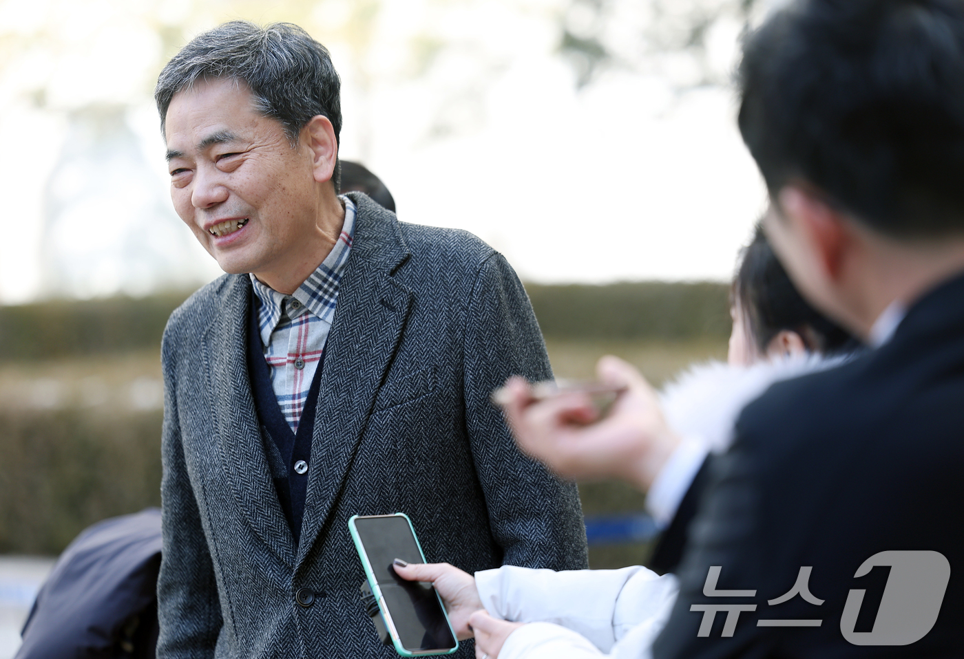 (서울=뉴스1) 김명섭 기자 = 곽상도 전 국회의원이 6일 오후 서울 서초구 서울중앙지방법원에서 열린  범죄수익은닉규제법 위반 등 혐의 선고에서 공소 기각 결정을 받고 입장을 밝히 …