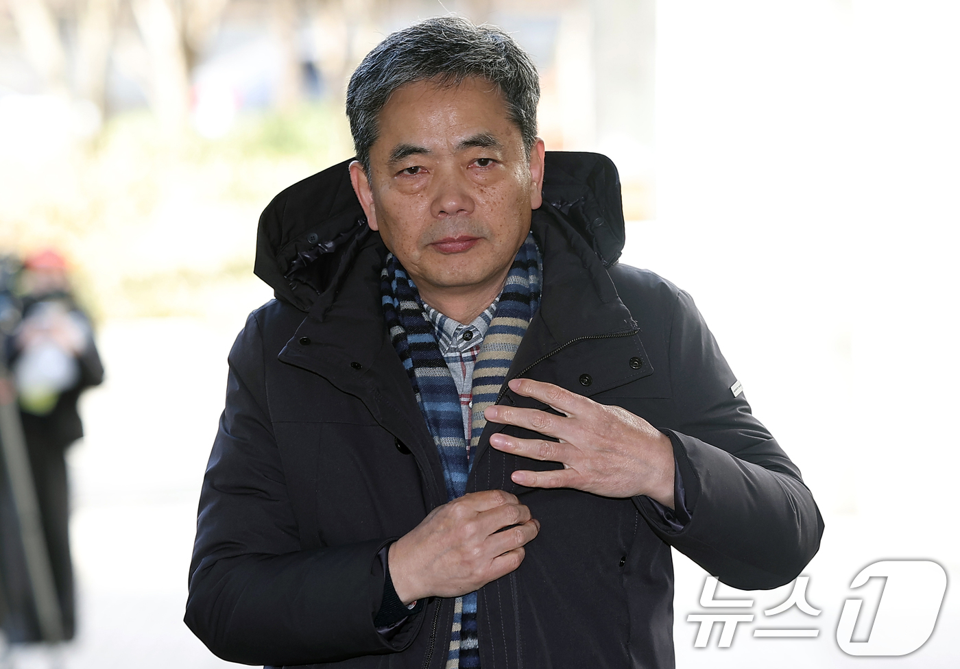 (서울=뉴스1) 김명섭 기자 = 곽상도 전 국회의원이 6일 오후 서울 서초구 서울중앙지방법원에서 열린  범죄수익은닉규제법 위반 등 혐의 선고에서 공소 기각 결정을 받고 이동하고 있 …