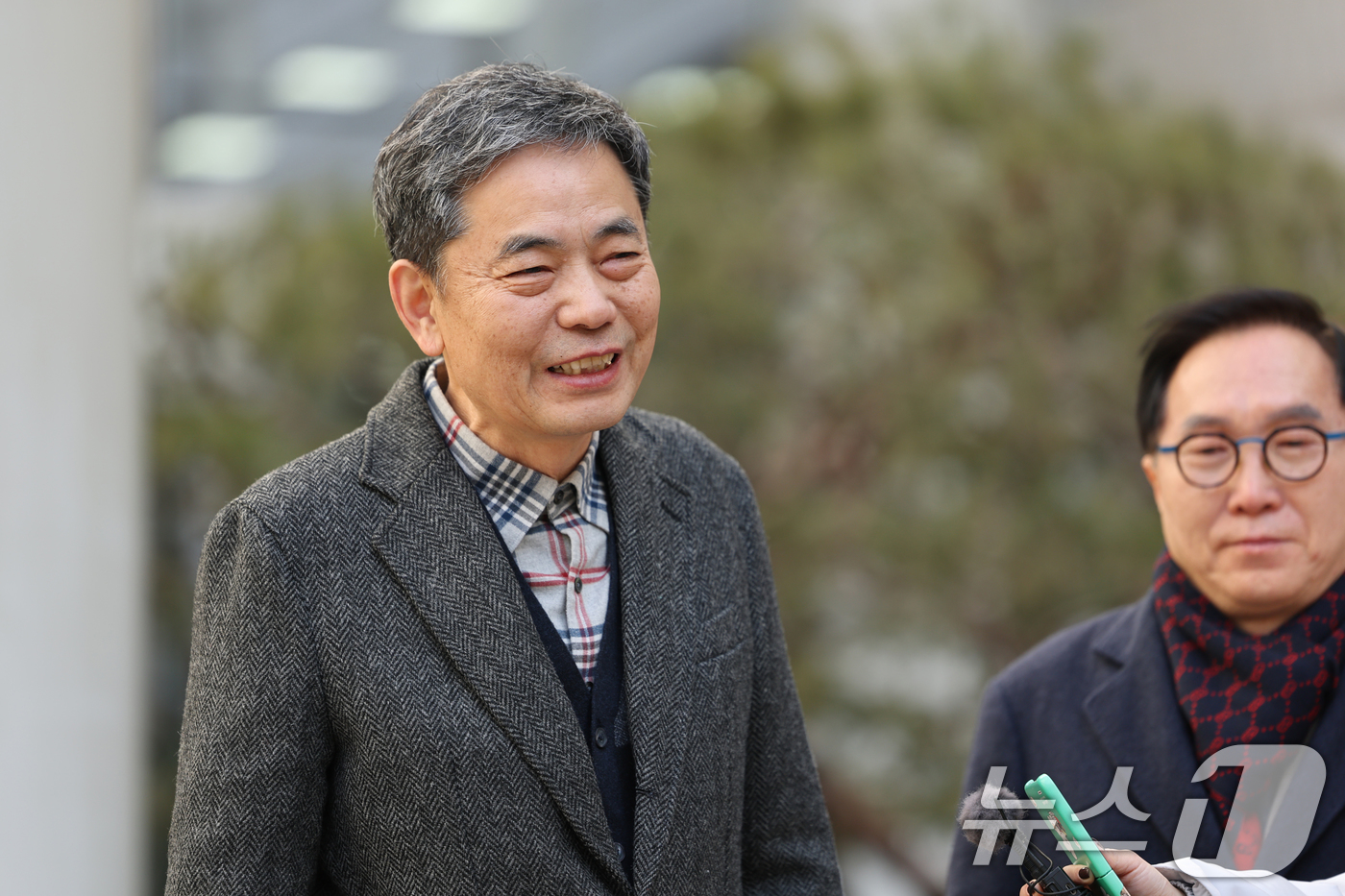 (서울=뉴스1) 김명섭 기자 = 곽상도 전 국회의원이 6일 오후 서울 서초구 서울중앙지방법원에서 열린  범죄수익은닉규제법 위반 등 혐의 선고에서 공소 기각 결정을 받고 입장을 밝히 …