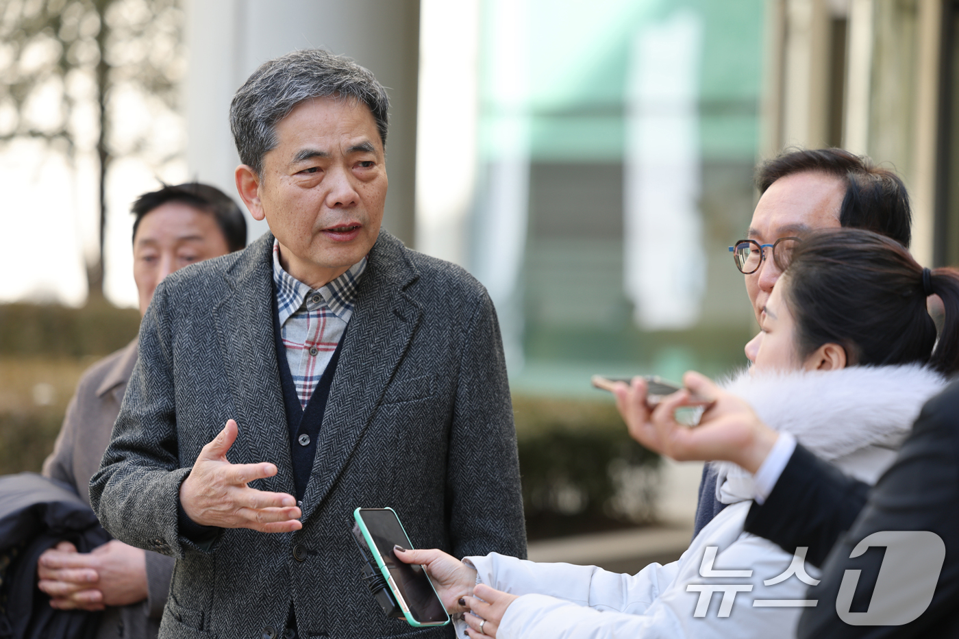 (서울=뉴스1) 김명섭 기자 = 곽상도 전 국회의원이 6일 오후 서울 서초구 서울중앙지방법원에서 열린  범죄수익은닉규제법 위반 등 혐의 선고에서 공소 기각 결정을 받고 입장을 밝히 …