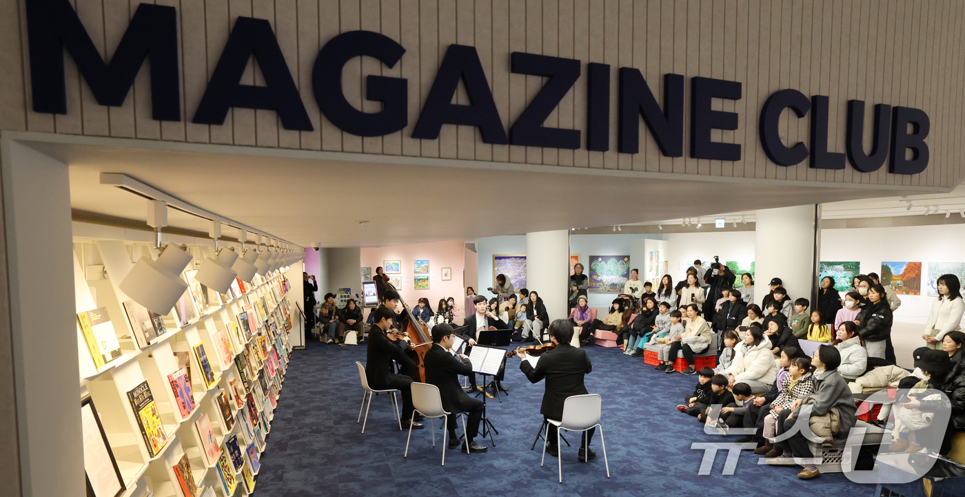 (수원=뉴스1) 김영운 기자 = 6일 경기 수원시 영통구 경기도서관 힙플레이스에서 열린 '예술로 소통하다' 특별공연에서 시민들이 경기리베라오케스트라의 아름다운 현악 5중주 연주를 …