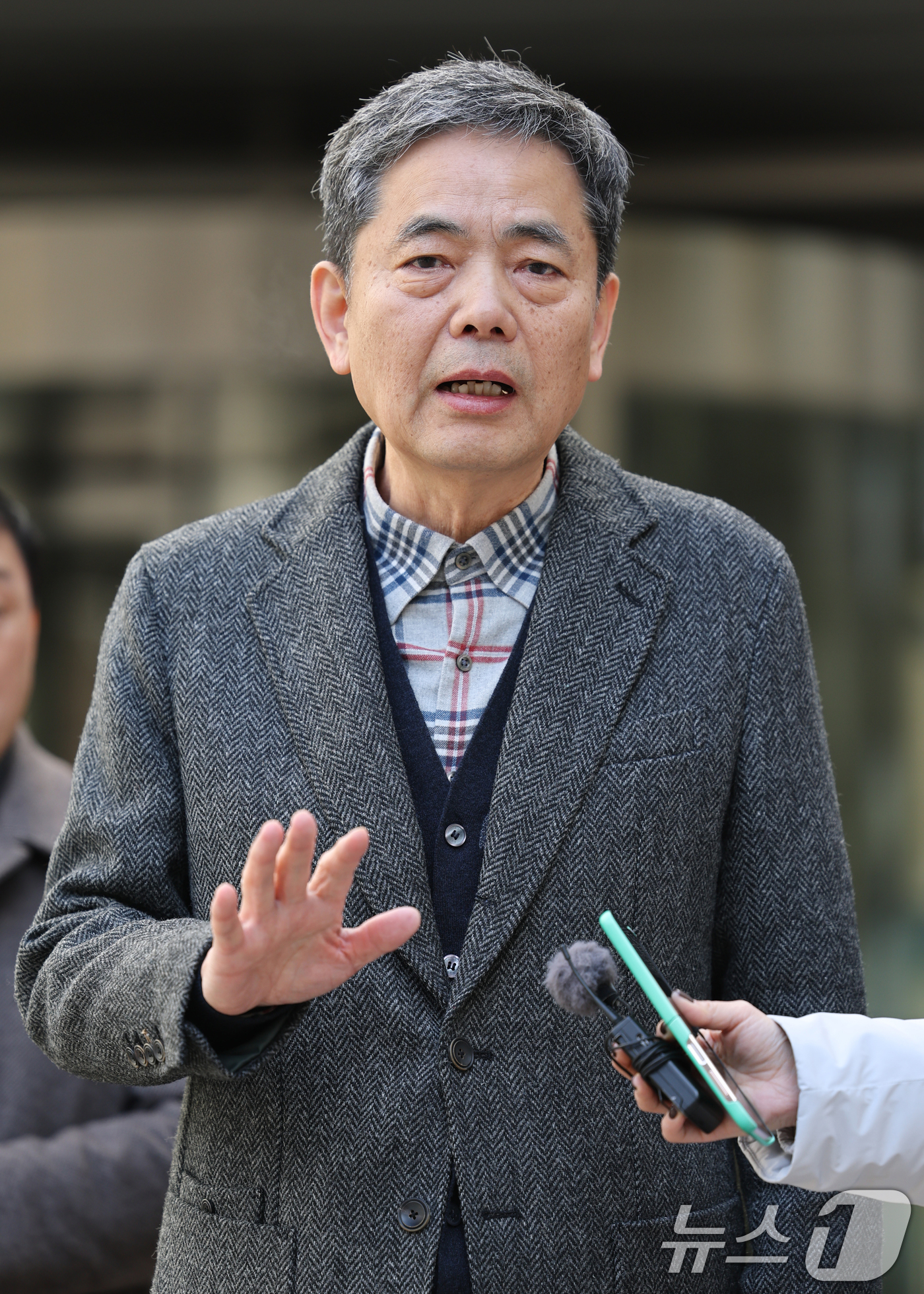 (서울=뉴스1) 김명섭 기자 = 곽상도 전 국회의원이 6일 오후 서울 서초구 서울중앙지방법원에서 열린  범죄수익은닉규제법 위반 등 혐의 선고에서 공소 기각 결정을 받고 입장을 밝히 …