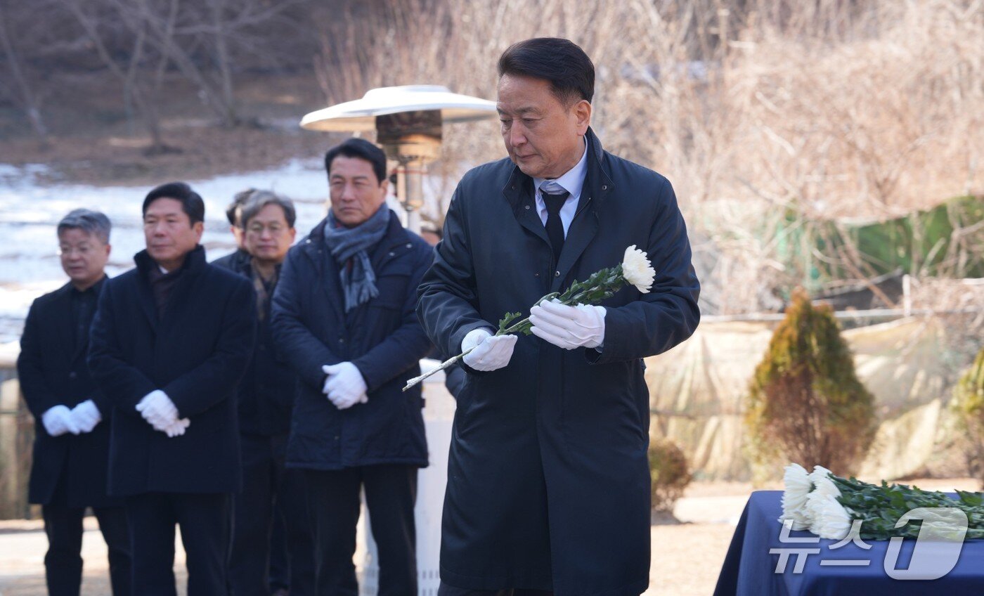 본문 이미지 - 김영환 충북지사가 헌화하고 있다.(제천시 제공. 재판매 및 DB금지)/뉴스1  