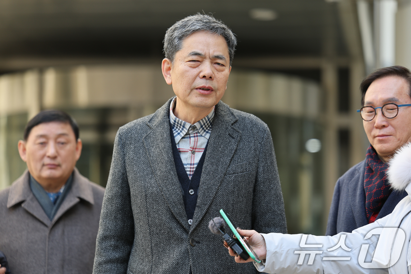 (서울=뉴스1) 김명섭 기자 = 곽상도 전 국회의원이 6일 오후 서울 서초구 서울중앙지방법원에서 열린  범죄수익은닉규제법 위반 등 혐의 선고에서 공소 기각 결정을 받고 입장을 밝히 …