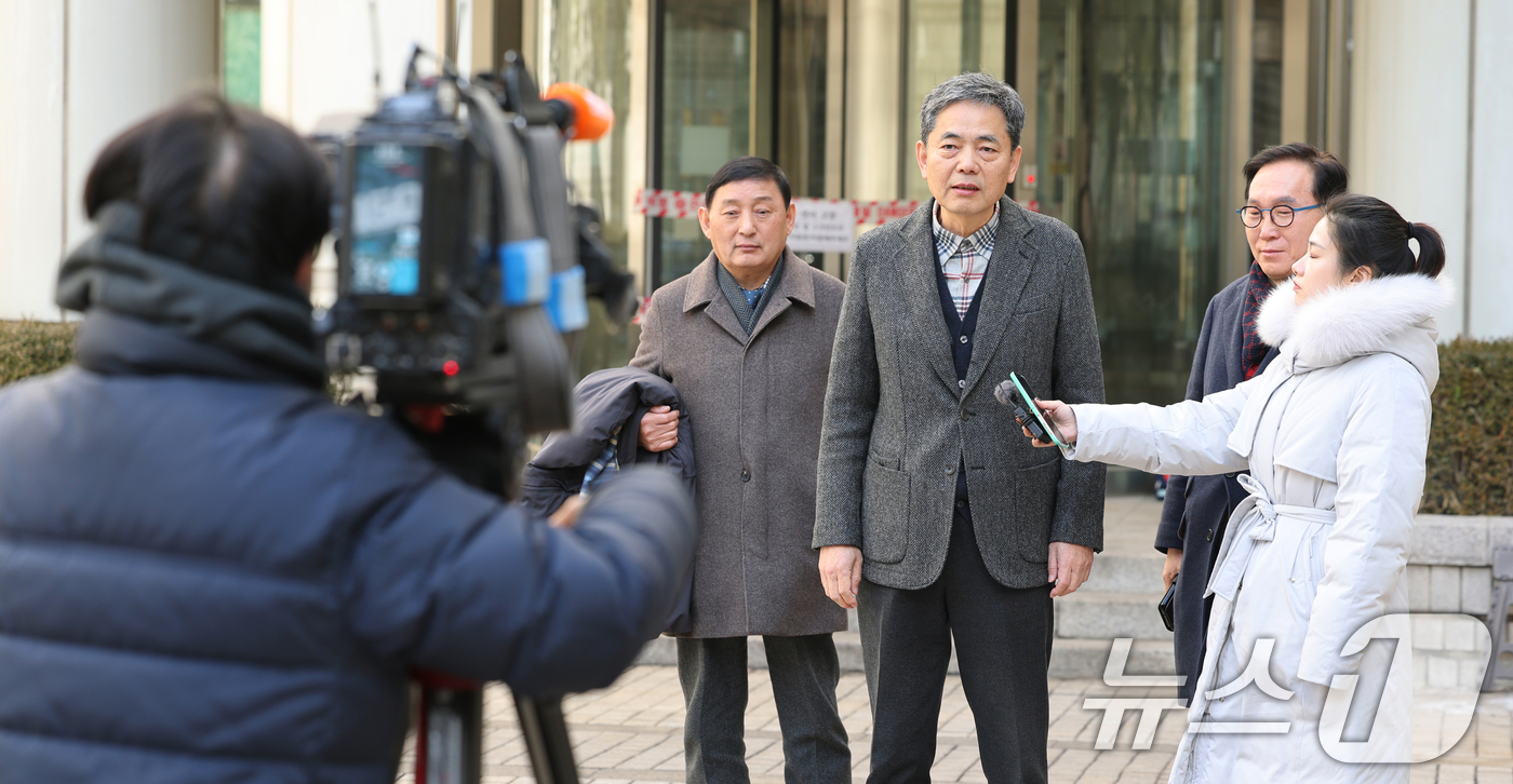 (서울=뉴스1) 김명섭 기자 = 곽상도 전 국회의원이 6일 오후 서울 서초구 서울중앙지방법원에서 열린  범죄수익은닉규제법 위반 등 혐의 선고에서 공소 기각 결정을 받고 입장을 밝히 …