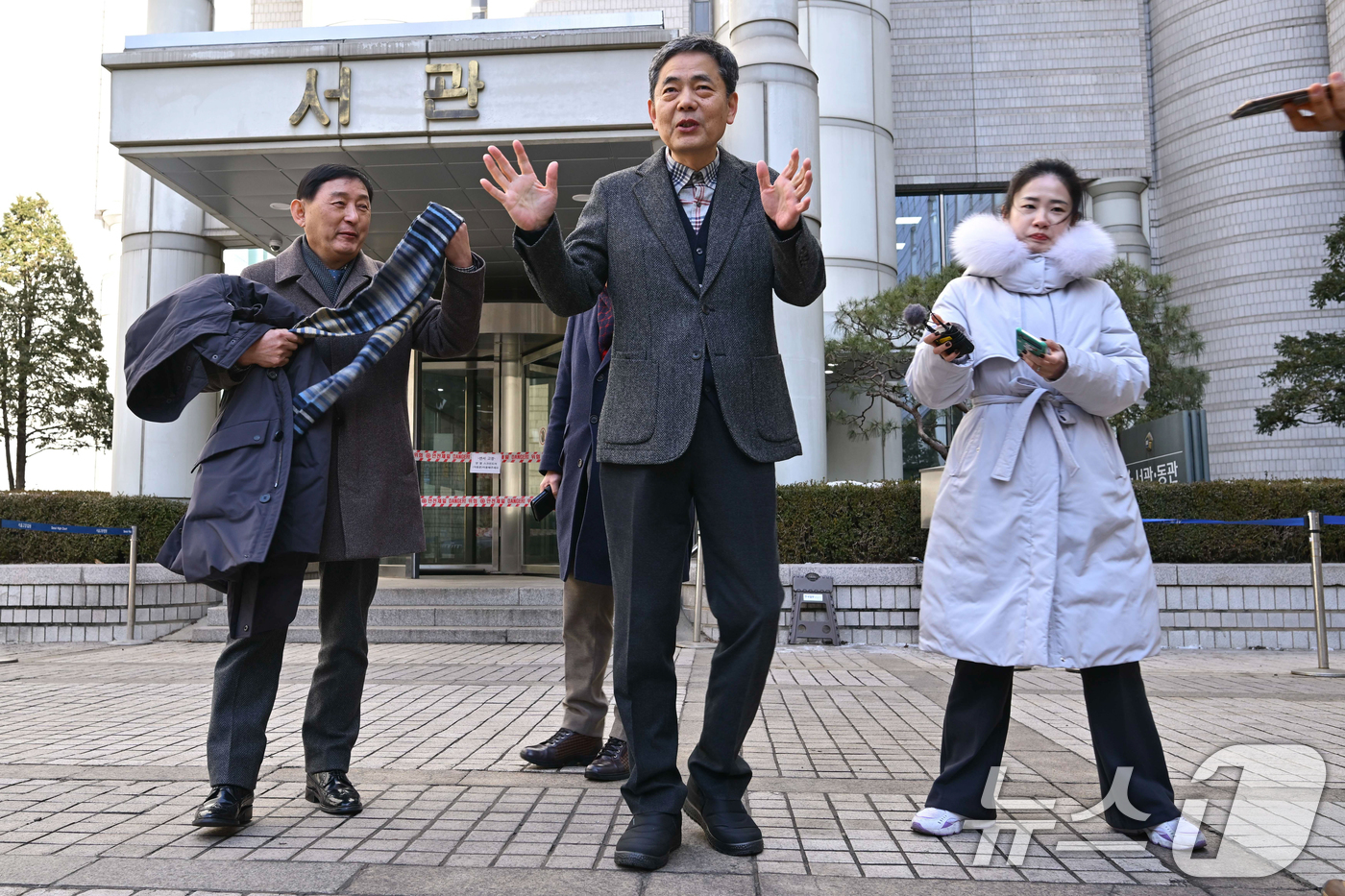 (서울=뉴스1) 김명섭 기자 = 곽상도 전 국민의힘 의원이 6일 서울 서초구 서울중앙지방법원에서 열린 범죄수익은닉규제법 위반 혐의 1심 선고 공판 후 법원을 나서며 취재진의 질문에 …