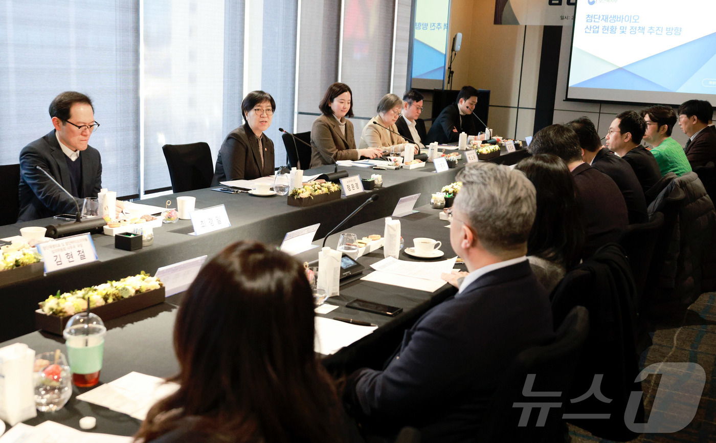 (서울=뉴스1) = 정은경 보건복지부 장관이 6일 오전 서울 중구 포시즌스 호텔에서 열린 제2차 첨단재생바이오 기업 간담회에서 인사말을 하고 있다. (보건복지부 제공. 재판매 및 …