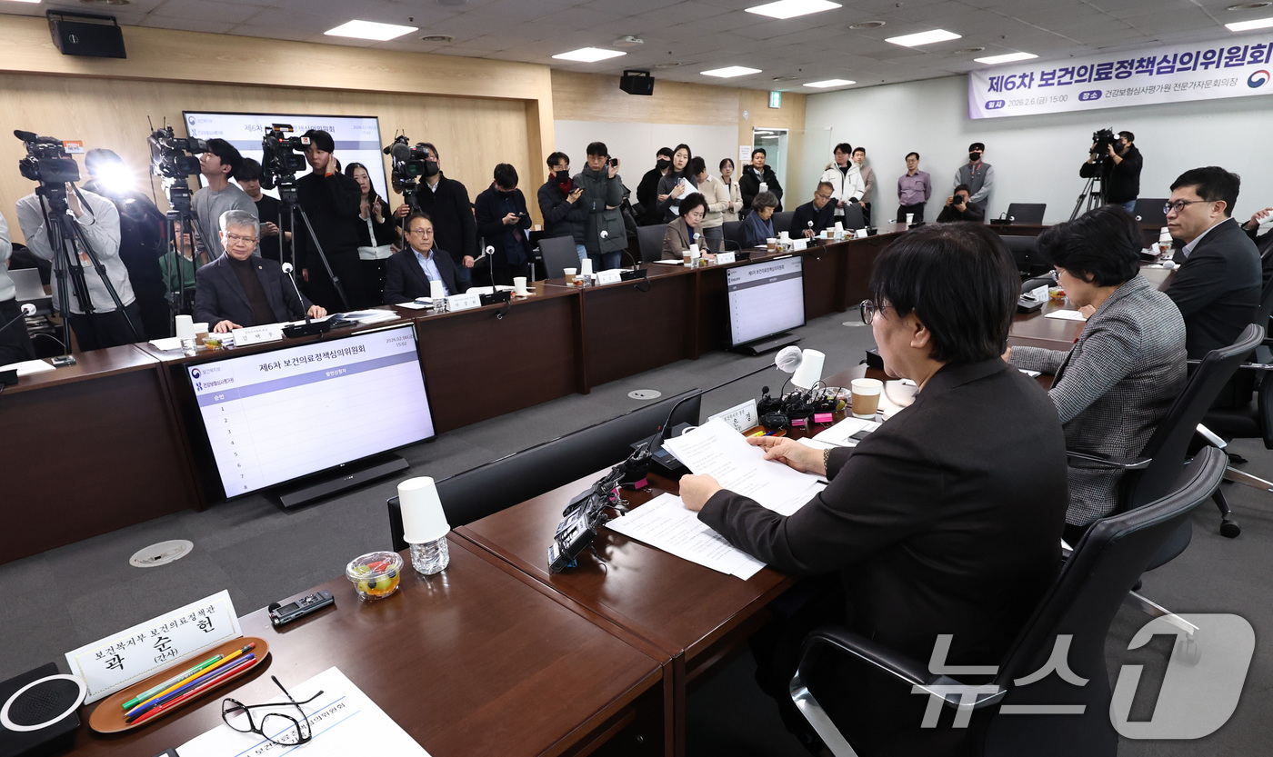 (서울=뉴스1) 구윤성 기자 = 정은경 보건복지부 장관이 6일 오후 서울 서초구 건강보험심사평가원 전문가자문회의장에서 열린 제6차 보건의료정책심의위원회에서 모두발언을 하고 있다. …