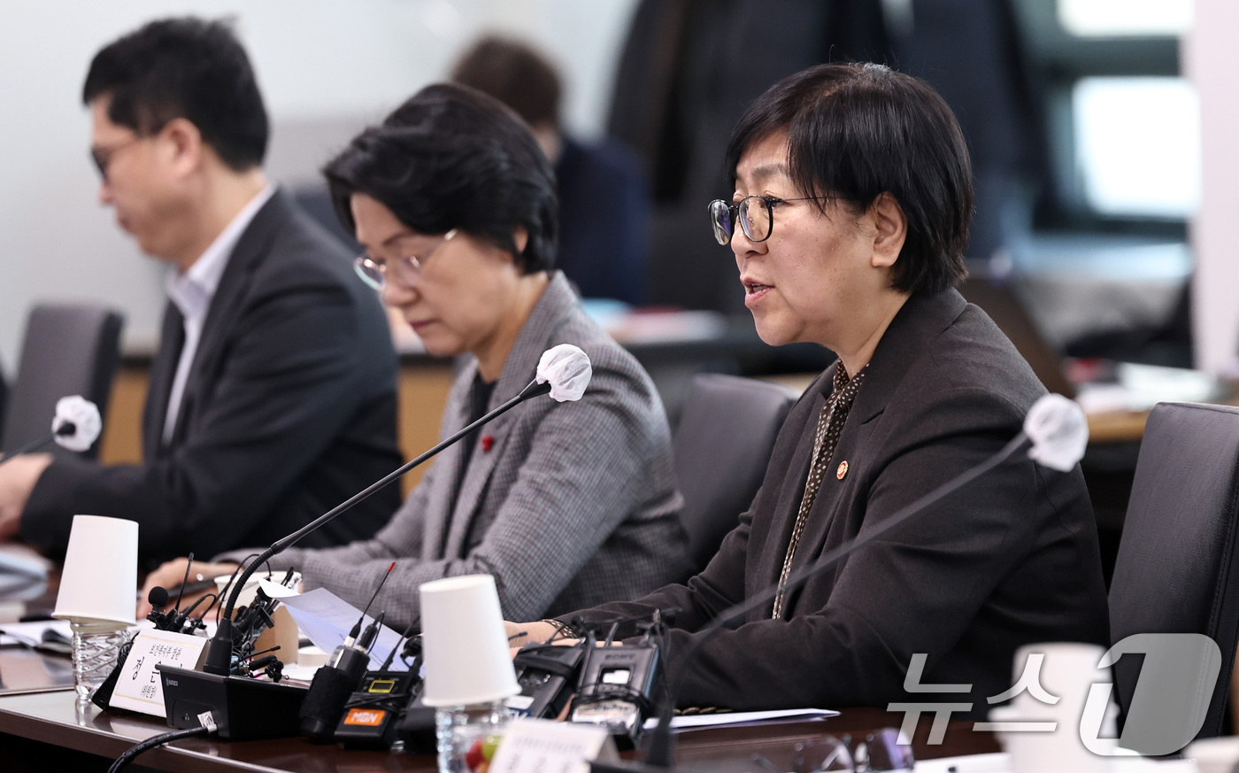 (서울=뉴스1) 구윤성 기자 = 정은경 보건복지부 장관이 6일 오후 서울 서초구 건강보험심사평가원 전문가자문회의장에서 열린 제6차 보건의료정책심의위원회에서 모두발언을 하고 있다. …