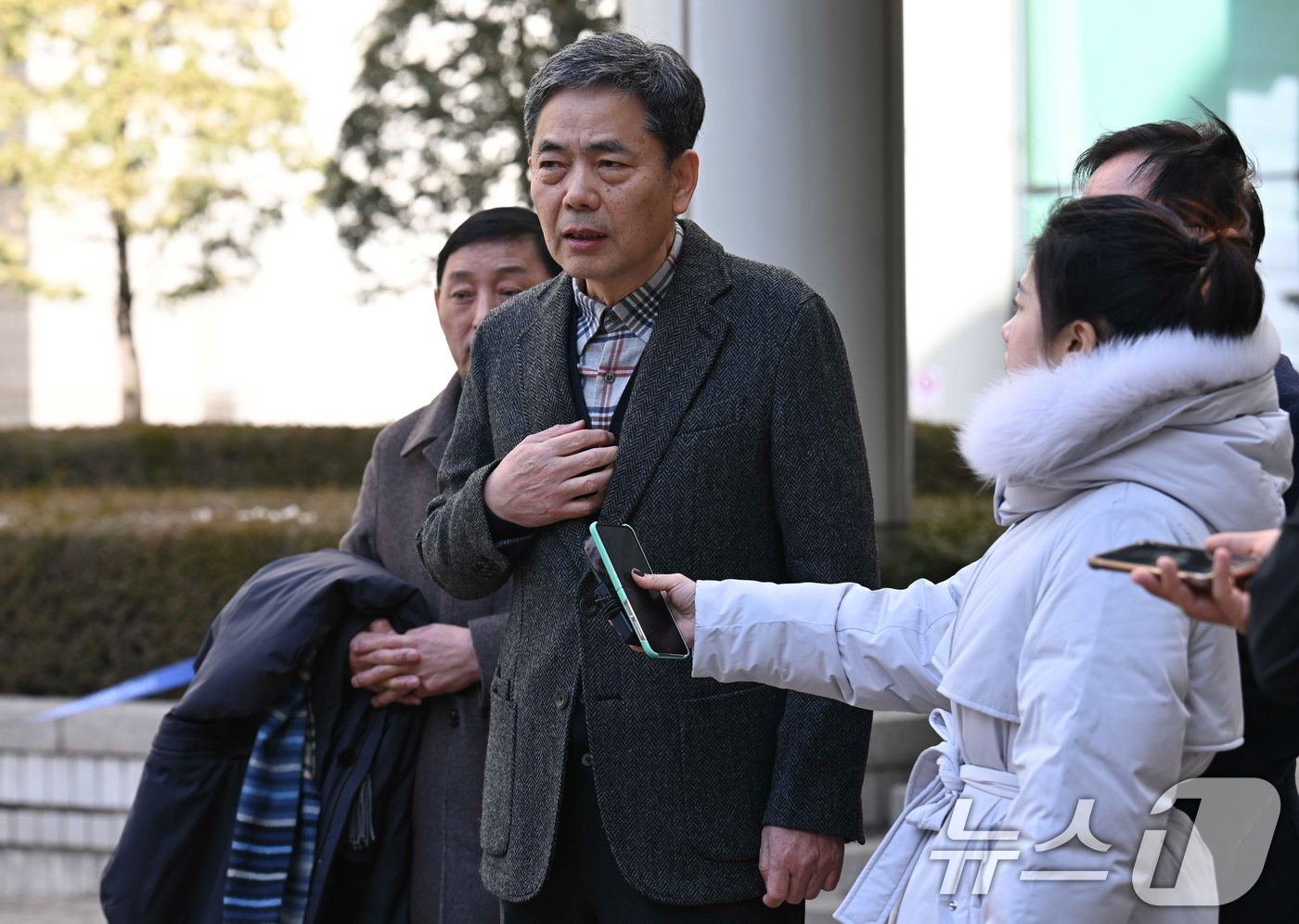 (서울=뉴스1) 김명섭 기자 = 곽상도 전 국민의힘 의원이 6일 서울 서초구 서울중앙지방법원에서 열린 범죄수익은닉규제법 위반 혐의 1심 선고 공판 후 법원을 나서며 취재진의 질문에 …