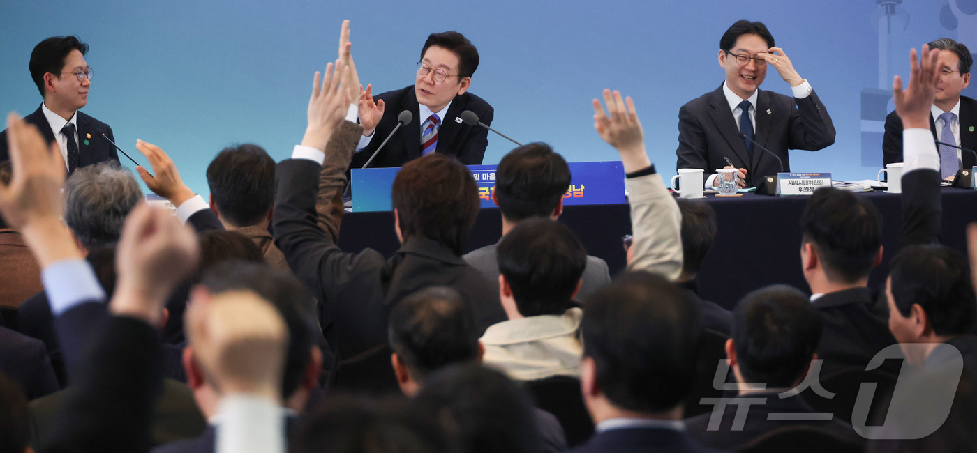 (창원=뉴스1) 이재명 기자 = 이재명 대통령이 6일 창원 성산구 창원컨벤션센터에서 열린 '경남의 마음을 듣다' 타운홀 미팅에서 시민들의 질문을 받고 있다. (청와대통신사진기자단) …