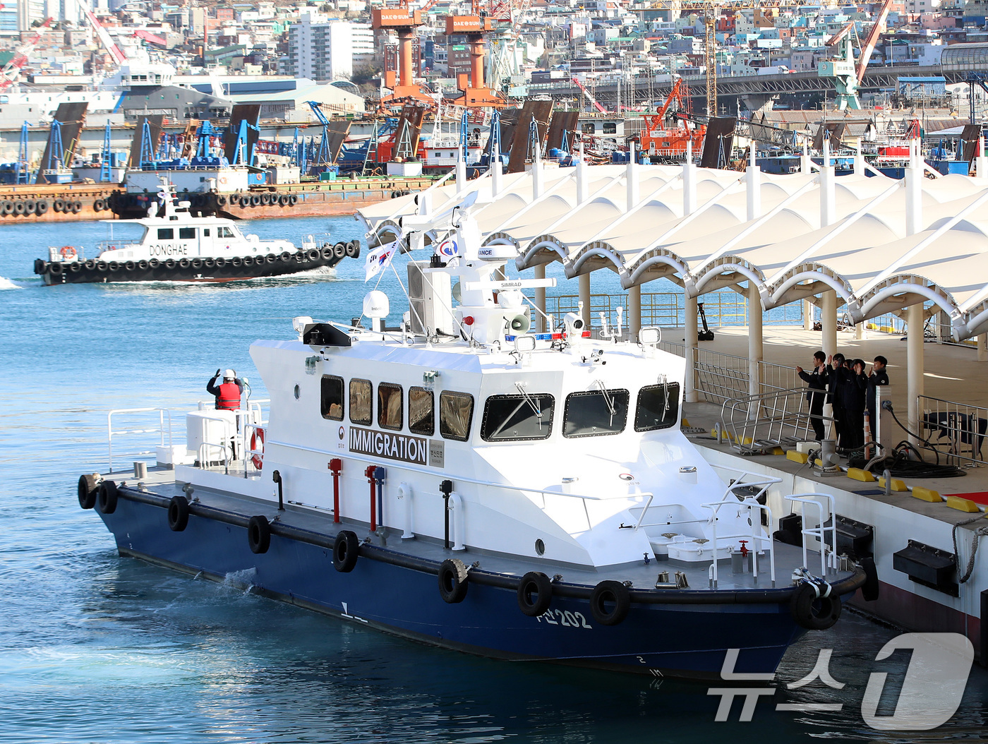 (부산=뉴스1) 윤일지 기자 = 6일 오후 부산항 연안유람선부두에서 법무부 부산출입국·외국인청 신조 1호 감시정 '부산진호' 취항식이 열리고 있다.부산진호는 법무부에서 건조한 첫번 …