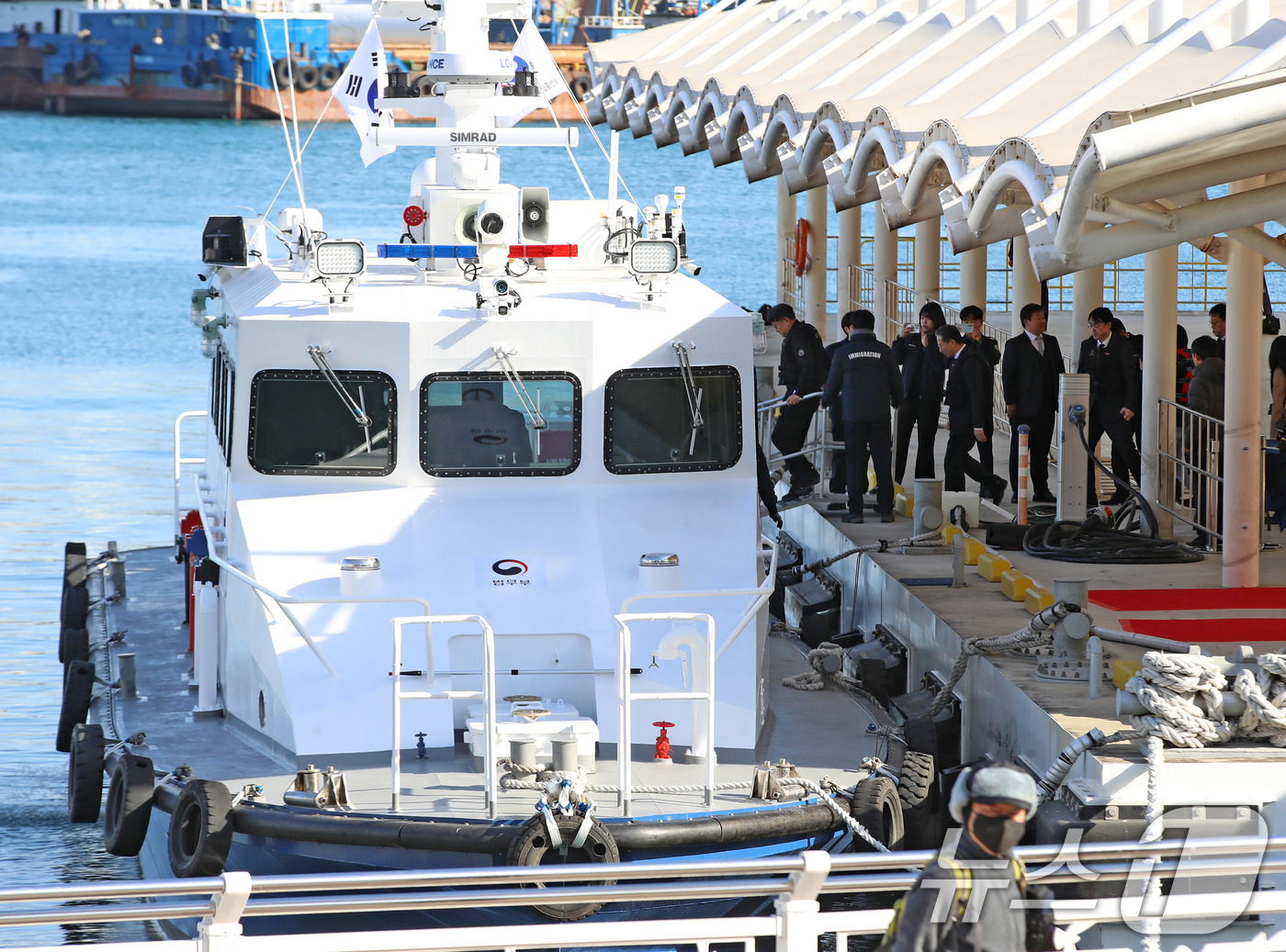 (부산=뉴스1) 윤일지 기자 = 6일 오후 부산항 연안유람선부두에서 법무부 부산출입국·외국인청 신조 1호 감시정 '부산진호' 취항식이 열리고 있다.부산진호는 법무부에서 건조한 첫번 …