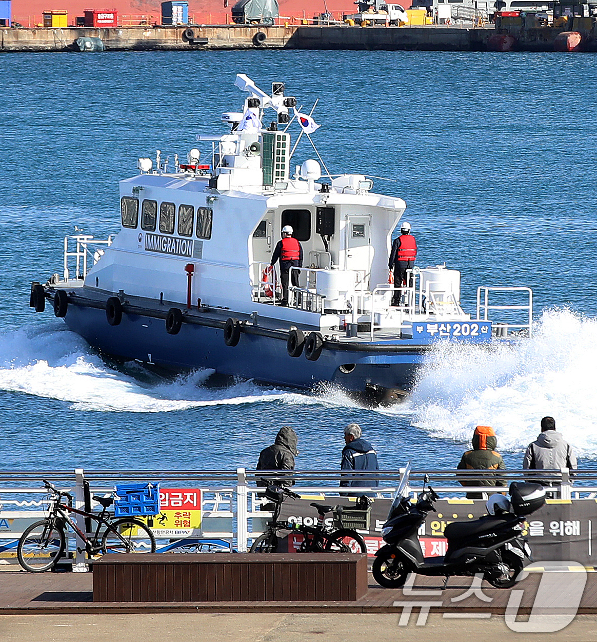(부산=뉴스1) 윤일지 기자 = 6일 오후 부산항 연안유람선부두에서 법무부 부산출입국·외국인청 신조 1호 감시정 '부산진호' 취항식이 열린 가운데 부산진호가 부산앞바다를 항해하고 …