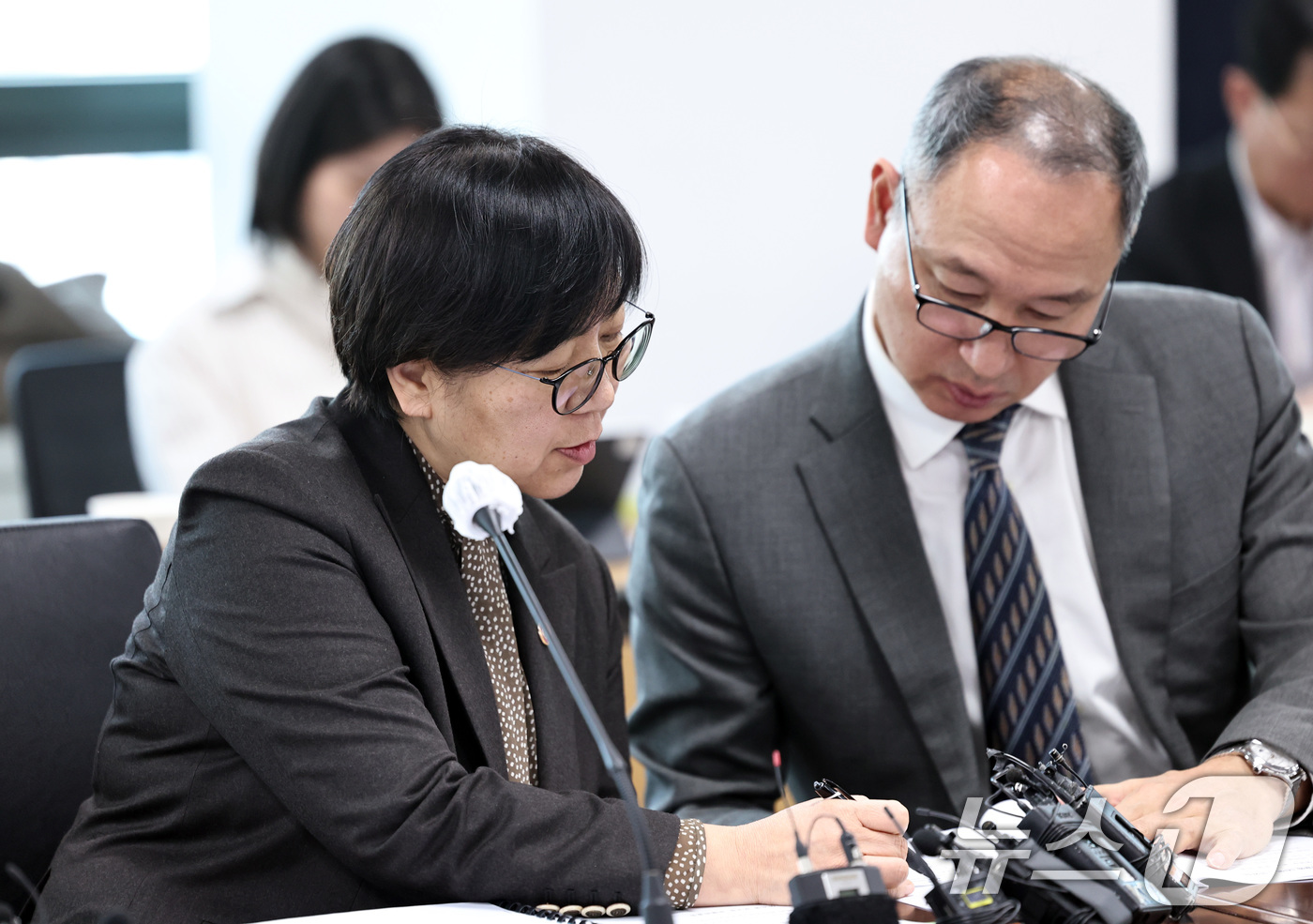(서울=뉴스1) 구윤성 기자 = 정은경 보건복지부 장관이 6일 오후 서울 서초구 건강보험심사평가원 전문가자문회의장에서 열린 제6차 보건의료정책심의위원회에서 곽순헌 보건의료정책관과 …