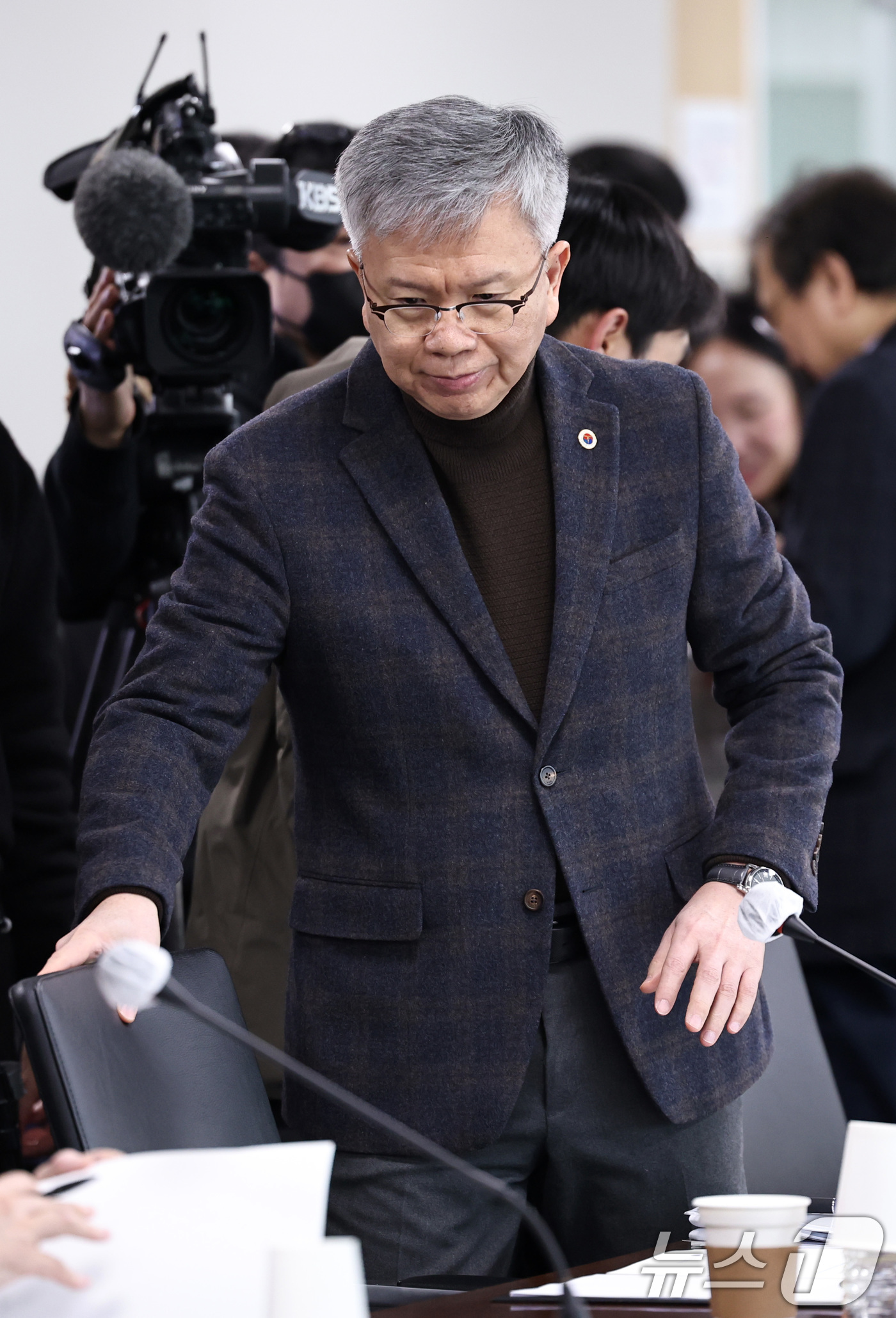 (서울=뉴스1) 구윤성 기자 = 김택우 대한의사협회 회장이 6일 오후 서울 서초구 건강보험심사평가원 전문가자문회의장에서 열린 제6차 보건의료정책심의위원회에 참석하고 있다. 2026 …