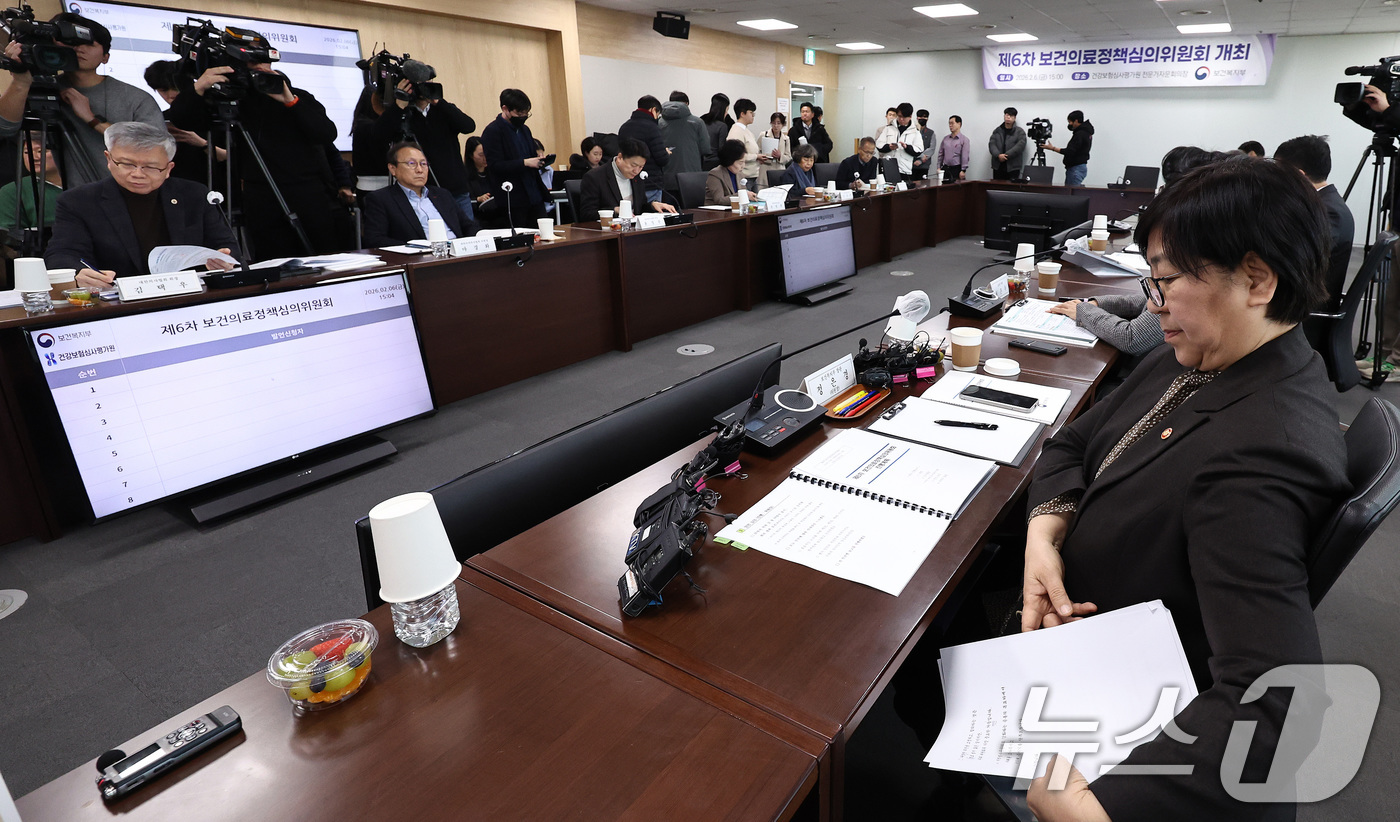 (서울=뉴스1) 구윤성 기자 = 정은경 보건복지부 장관이 6일 오후 서울 서초구 건강보험심사평가원 전문가자문회의장에서 열린 제6차 보건의료정책심의위원회에서 모두발언을 마무리하고 있 …