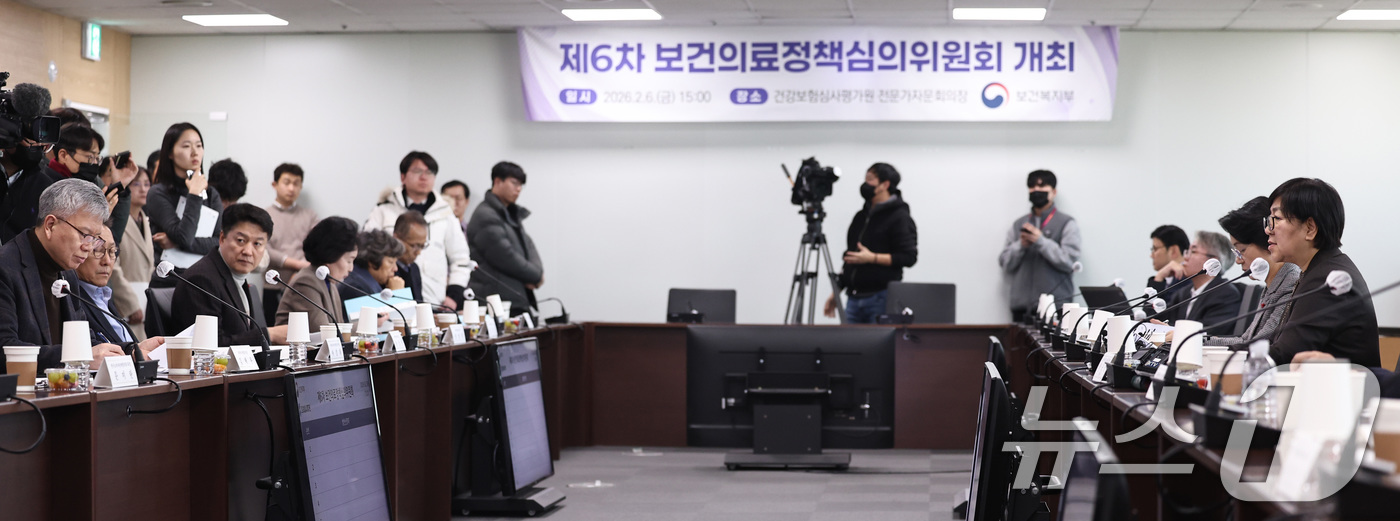 (서울=뉴스1) 구윤성 기자 = 정은경 보건복지부 장관(오른쪽 첫번째)이 6일 오후 서울 서초구 건강보험심사평가원 전문가자문회의장에서 열린 제6차 보건의료정책심의위원회에서 모두발언 …