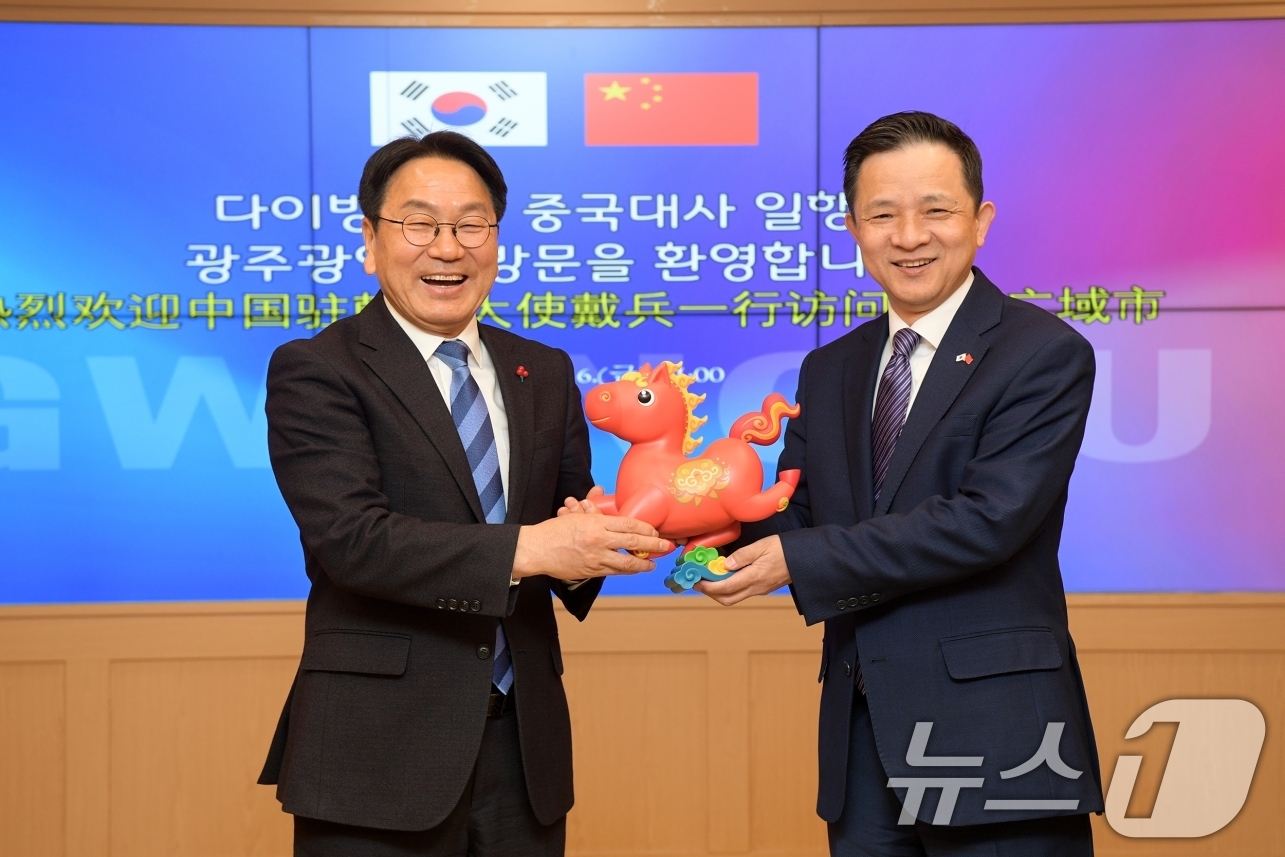 (광주=뉴스1) 이수민 기자 = 강기정 광주광역시장이 6일 시청 비즈니스룸에서 다이빙(戴兵) 주한 중국대사와 접견을 갖고 한·중 지방정부 간 교류·협력 강화 방안을 논의한뒤 기념촬 …
