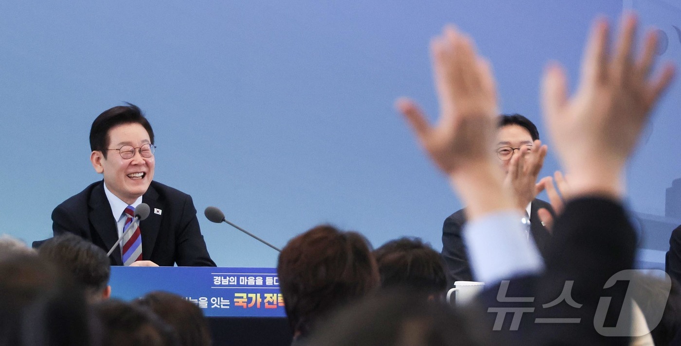 (창원=뉴스1) 이재명 기자 = 이재명 대통령이 6일 창원 성산구 창원컨벤션센터에서 열린 '경남의 마음을 듣다' 타운홀미팅 간담회에서 참석자들의 발언권 요청을 받고 있다. (청와대 …