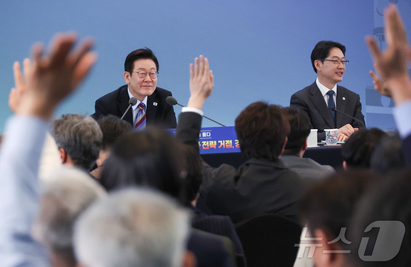 (창원=뉴스1) 이재명 기자 = 이재명 대통령이 6일 창원 성산구 창원컨벤션센터에서 열린 '경남의 마음을 듣다' 타운홀미팅 간담회에서 참석자들의 발언권 요청을 받고 있다. (청와대 …