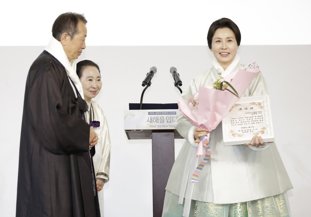 국내외 인플루언서와 한복 체험한 김혜경 여사…"한복, 세계에 알릴 것"(종합)