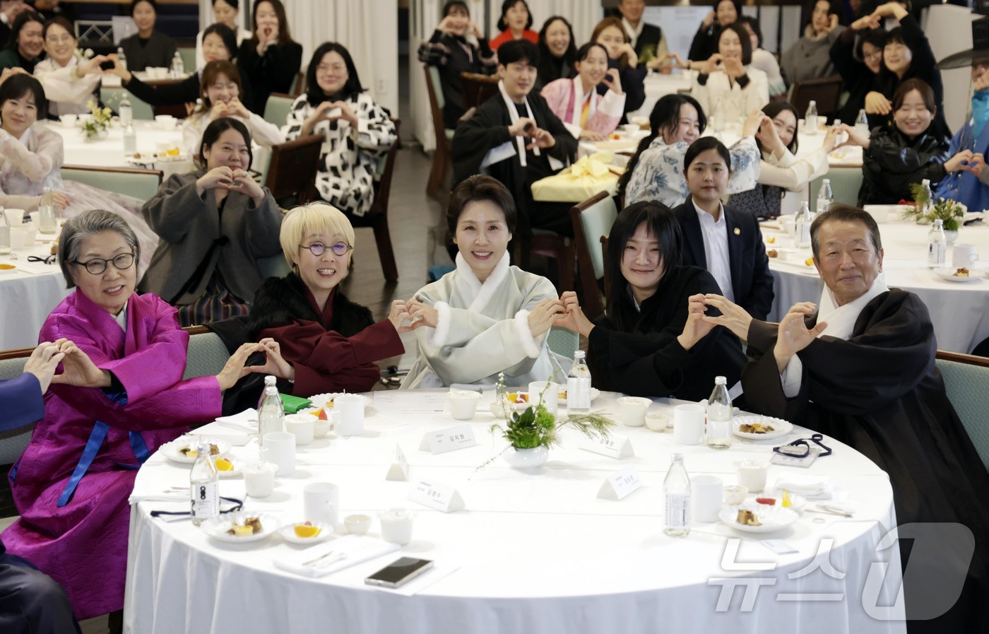 (서울=뉴스1) 이재명 기자 = 김혜경 여사가 6일 서울 중구 정동1928 아트센터에서 열린 2026 설맞이 한복인 신년회에서 참석자들과 기념 촬영을 하고 있다. (청와대통신사진기 …