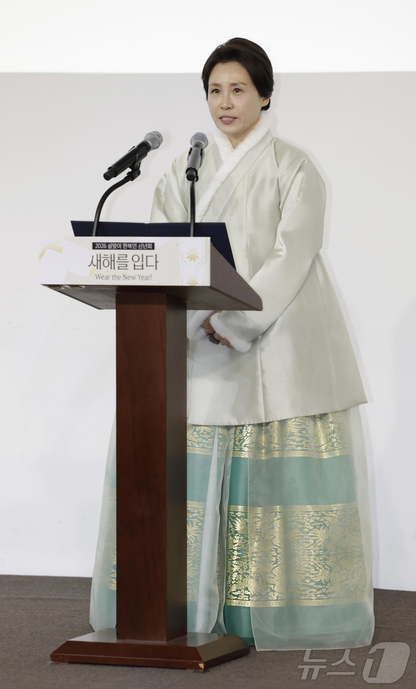 (서울=뉴스1) 이재명 기자 = 김혜경 여사가 6일 서울 중구 정동1928 아트센터에서 열린 2026 설맞이 한복인 신년회에서 한복 명예홍보대사로 추대된 뒤 인사말을 하고 있다. …